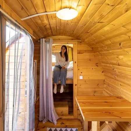 Insolite Sous Forme De Tonneau 1 Domaine Les Hirondelles Luxury tent *